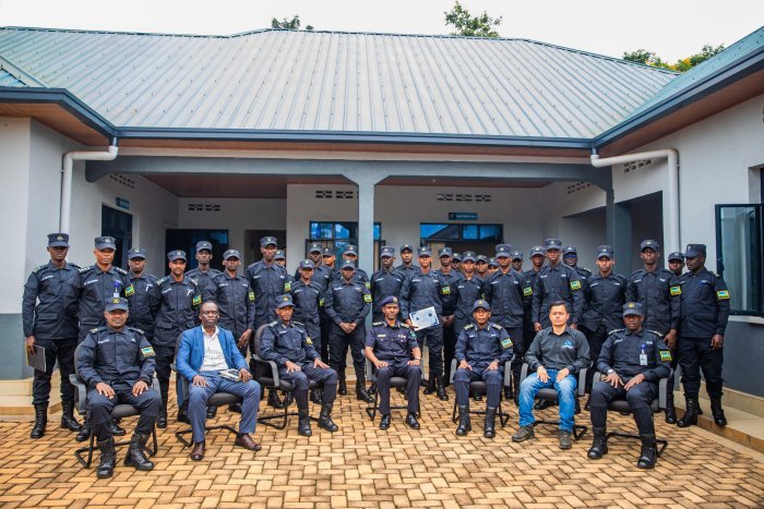 Polisi y’u Rwanda yungutse abapolisi 22 bazobereye gukoresha imbwa zicunga umutekano