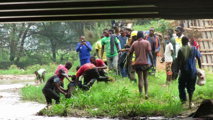 Mu mafoto : ‘Marine’ yashikuje umugore telefone ijya mu kiraro cya Nyabugogo hitabazwa abasore b’inkorokoro